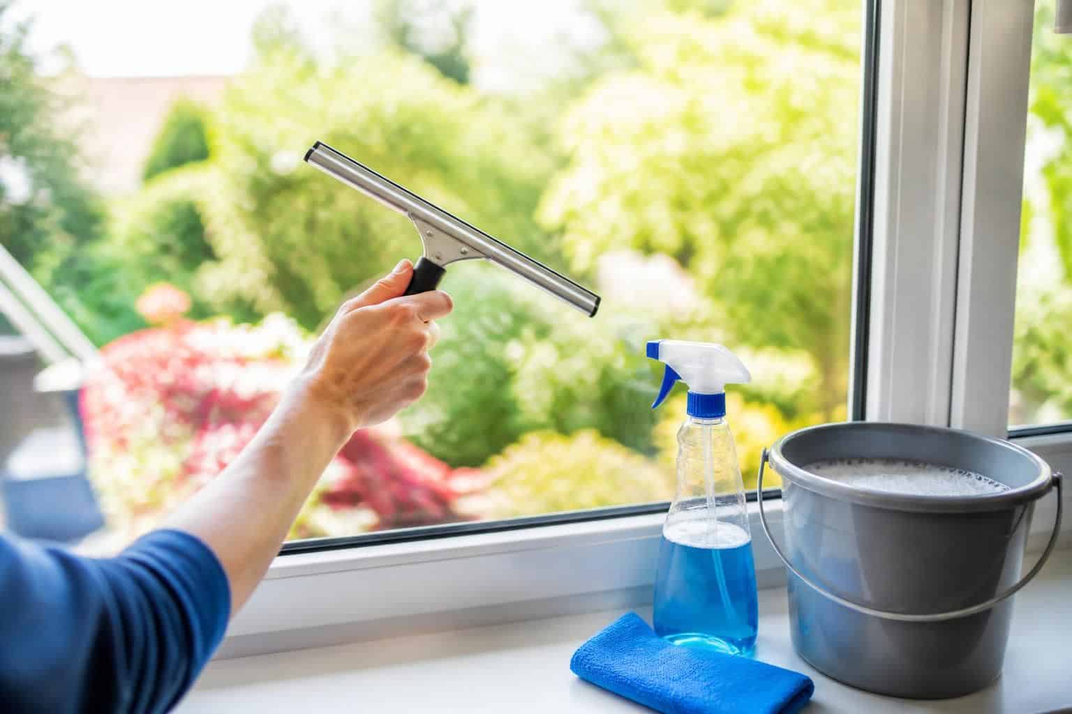 découvrez des astuces simples et efficaces pour laver vos vitres et obtenir des fenêtres impeccables sans traces. facilitez votre nettoyage dès aujourd'hui !