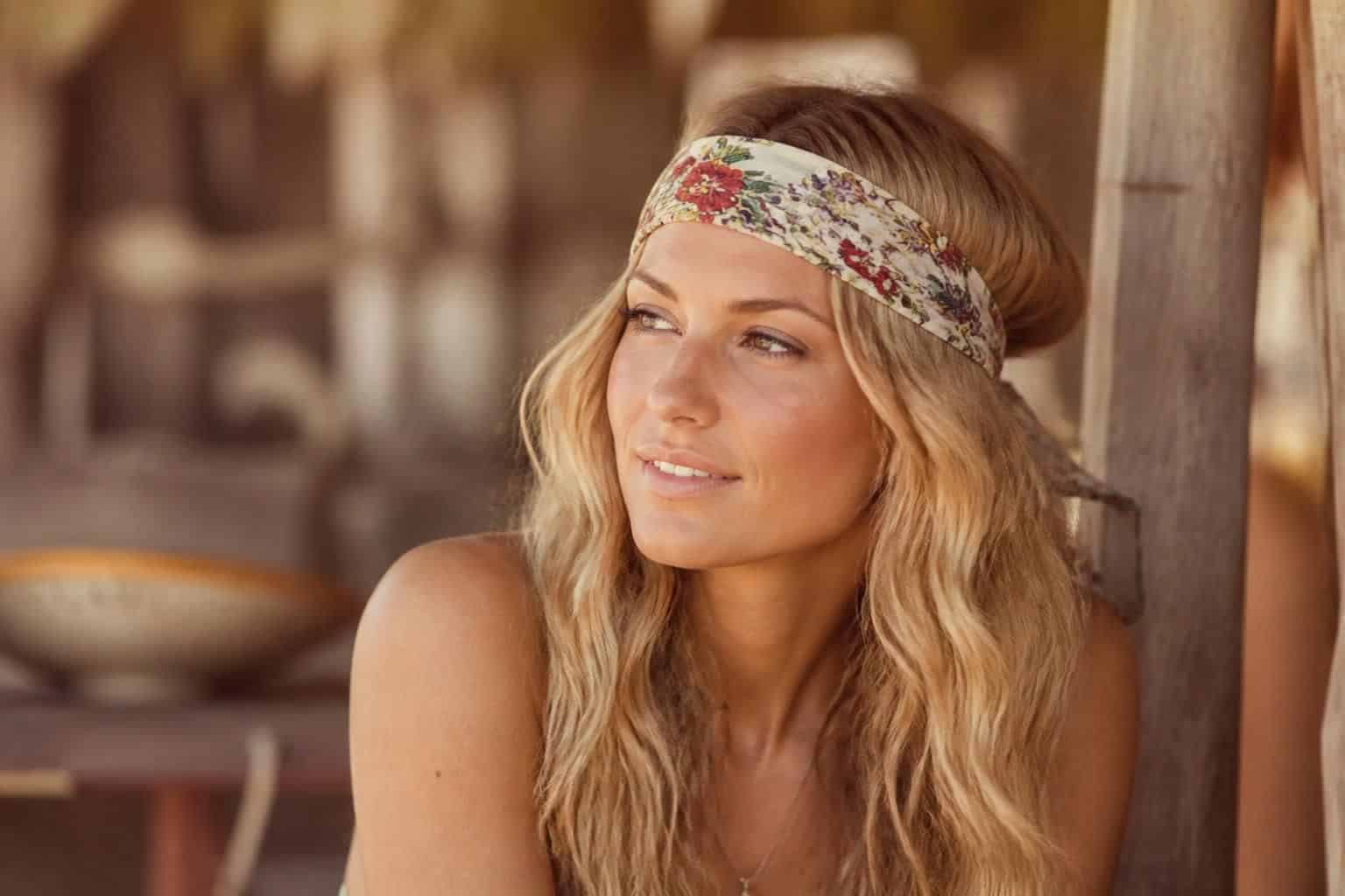 découvrez des idées stylées et tendances rétro pour adopter la coiffure année 70 avec un bandeau, parfait pour un look vintage chic et original.